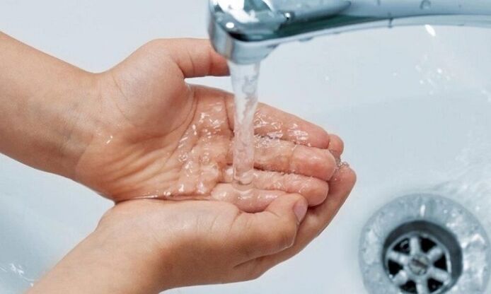 Lavage des mains pour éviter les infestations parasitaires